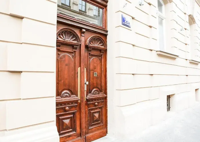 M7 Main Square With Free Parking Friends Escape